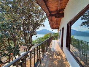 Casa con jacuzzi y vista al lago! tesisinde bir balkon veya teras