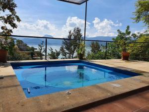 Casa con jacuzzi y vista al lago! tesisinde veya buraya yakın yüzme havuzu