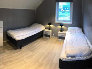 מיטה או מיטות בחדר ב-Holiday home MÅLØY II