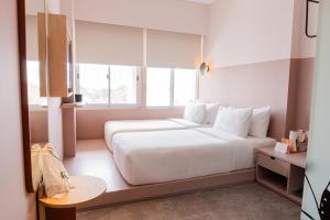 Postel nebo postele na pokoji v ubytování Kotta Hotel Semarang + 18 fotografií