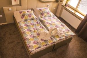 uma cama num quarto com uma colcha em Penzion Relaxko em Fulnek