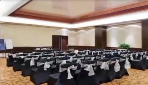 einen Bankettsaal mit Sitzreihen in einem Raum in der Unterkunft Hotel J.S. Plaza By WB Inn in Agra