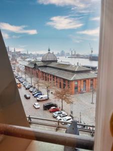 una vista desde una ventana de un estacionamiento en LOFT-Panoramablick-HAFEN & ELBE! en Hamburgo