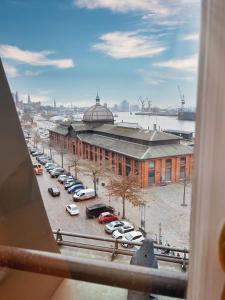 una vista desde una ventana de un estacionamiento en LOFT-Panoramablick-HAFEN & ELBE!, en Hamburgo