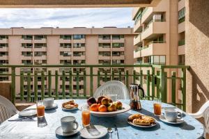 una mesa con un plato de comida en el balcón en Valencia Flat Rental Patacona Beach, en Valencia