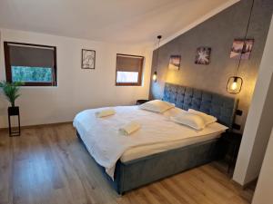 Giường trong phòng chung tại Harmony Apartment Poiana Brasov