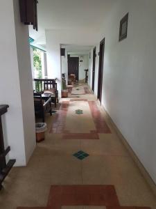 pasillo de un edificio con suelo de baldosa en Ping Phu Place, en Chiang Mai