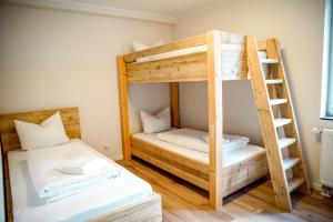 Zimmer mit 2 Etagenbetten und einer Leiter in der Unterkunft Smart Resorts Opal 403 in Winterberg