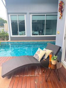 Bazén v ubytování Thacha Pool Villa B nebo v jeho okolí