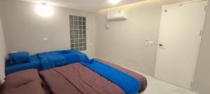 Postel nebo postele na pokoji v ubytování MediLeaf Hostel