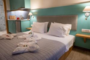 una habitación de hotel con toallas en una cama en Sea and city apartments en Cos
