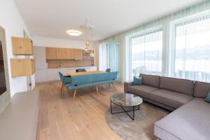 un soggiorno con divano e tavolo di Hermitage Apartments a Maria Wörth