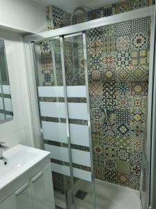 a bathroom with a shower and a sink at Precioso apartamento de 2 habitaciones. in Madrid