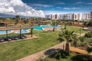Bazén v ubytování Private Beach Resort Cyprus nebo v jeho okolí