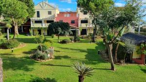 an aerial view of a yard with trees and houses at Hoyo 12 Islantilla in Huelva