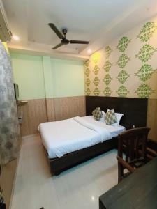 a bedroom with a bed and a ceiling fan at Hotel Atithi Residency in Lucknow