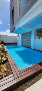 Piscina de la sau aproape de SANDSTONE LUXURY 2 BEDROOM APARTMENT with LIFT and COMMON POOL