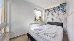 1 dormitorio con 1 cama en una habitación en Apartamenty Sun & Snow Mare Promenada en Międzyzdroje