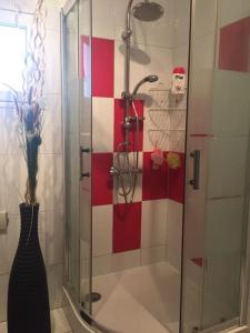 een badkamer met een douche en een glazen deur bij Belle appartement 3 pièces à 500m de la plage in Nabeul
