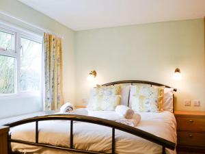 Postel nebo postele na pokoji v ubytování Wayside Lodge - Uk32099