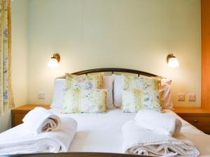 Postel nebo postele na pokoji v ubytování Wayside Lodge - Uk32099