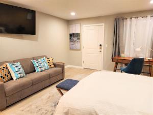 ein Wohnzimmer mit einem Sofa und einem Tisch in der Unterkunft Lake Front Resort (LP#7) in Lakeport