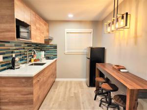 eine Küche mit einem schwarzen Kühlschrank und einem Holztisch in der Unterkunft Lake Front Resort (LP#7) in Lakeport