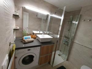 Kúpeľňa v ubytovaní Cozy apartment with pool close to beach & nature