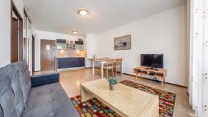 Televízia a/alebo spoločenská miestnosť v ubytovaní Apartamenty Sun & Snow Marea