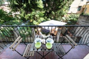 einen Tisch mit 2 Stühlen auf dem Balkon in der Unterkunft Re Migio Apartment with Terrace and Lift in Lucca