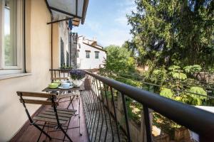 einen Balkon mit einem Tisch und einem Stuhl darauf in der Unterkunft Re Migio Apartment with Terrace and Lift in Lucca