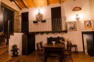 uma sala de jantar com uma mesa e uma varanda em A casa da Ita em Ourense