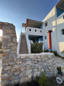 una casa con una pared de piedra y una escalera en Villa Hellas en Afiartis