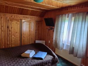 Ένα ή περισσότερα κρεβάτια σε δωμάτιο στο Cabana Aura Campulung Moldovenesc