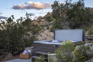 Un jacuzzi situado en la ladera de una colina en A Little Tish - Secluded Stargazers Getaway home, en Yucca Valley