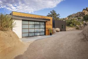 una casa en medio de un camino de tierra en A Little Tish - Secluded Stargazers Getaway home, en Yucca Valley 41 fotos más