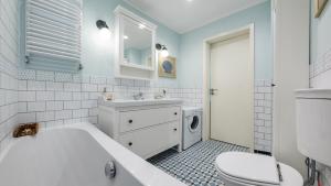 Kúpeľňa v ubytovaní Apartamenty Sun & Snow Playa Baltis z sauną