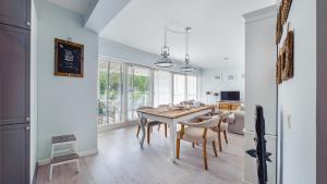 Televízia a/alebo spoločenská miestnosť v ubytovaní Apartamenty Sun & Snow Playa Baltis z sauną