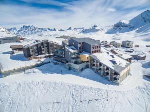 an aerial view of a town in the snow at Frutt Living in Kerns