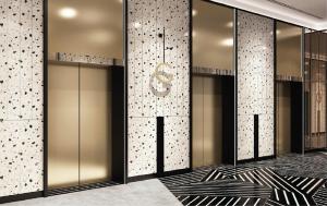 uma fila de portas de elevador numa sala de vestir em Sleeping Lion Suites em Kuala Lumpur