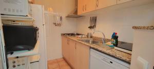 A kitchen or kitchenette at CASA CON JARDÍN A 35 METROS DE LA PLAYA. BR.