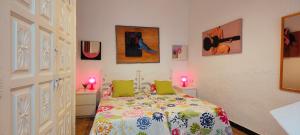 A bed or beds in a room at CASA CON JARDÍN A 35 METROS DE LA PLAYA. BR.