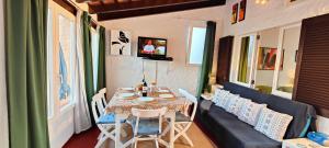 A seating area at CASA CON JARDÍN A 35 METROS DE LA PLAYA. BR.