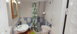Kúpeľňa v ubytovaní CASA CON JARDÍN A 35 METROS DE LA PLAYA. BR. + 37 fotografií