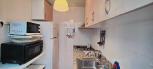 A kitchen or kitchenette at CASA CON JARDÍN A 35 METROS DE LA PLAYA. BR.