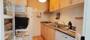 A kitchen or kitchenette at CASA CON JARDÍN A 35 METROS DE LA PLAYA. BR.