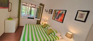 A bed or beds in a room at CASA CON JARDÍN A 35 METROS DE LA PLAYA. BR.