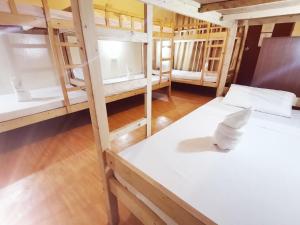 - une vue de tête sur une chambre avec des lits superposés dans l'établissement Coron town travellers inn, à Coron