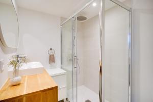 La salle de bains est pourvue d'une douche et d'un lavabo. dans l'établissement LE MELI MELO - Superbe T2 - Bail Mobilité, à Bordeaux