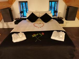 a bedroom with a bed with a heart and flowers on it at Hof van Yde in Yde